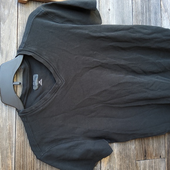 Saks Fifth Avenue black v neck t-shirt size medium - Picture 1 of 4